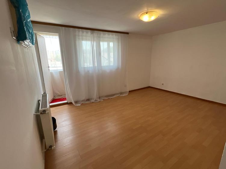 Casă individuală cu 8 camere cu Canalizare în P-ța Muncii