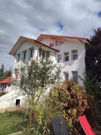 Casă individuală cu 18 camere cu Teren 1300 Mp în Bucium