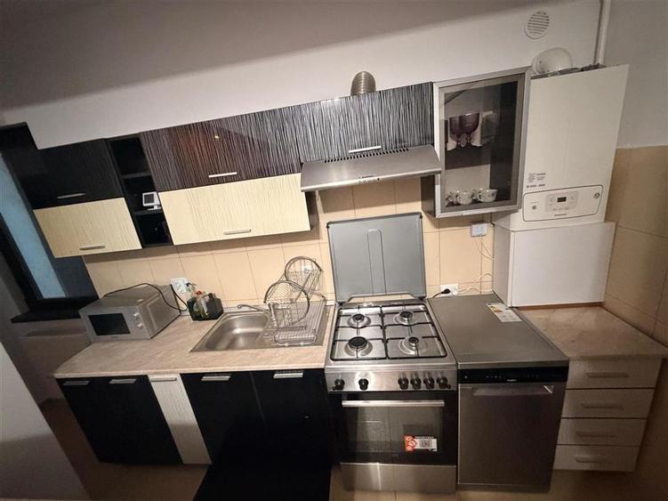 Apartament cu 3 camere semidecomandat, mobilat în Moșilor