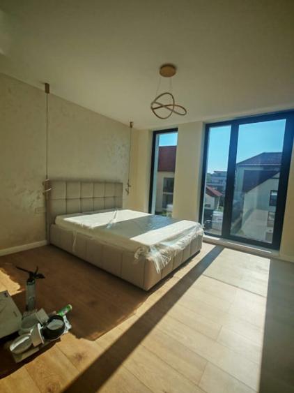 Apartament cu 3 camere semidecomandat în Gruia