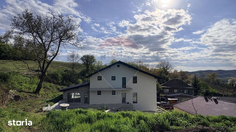 Casă cu 6 camere cu Teren 822 Mp în Central