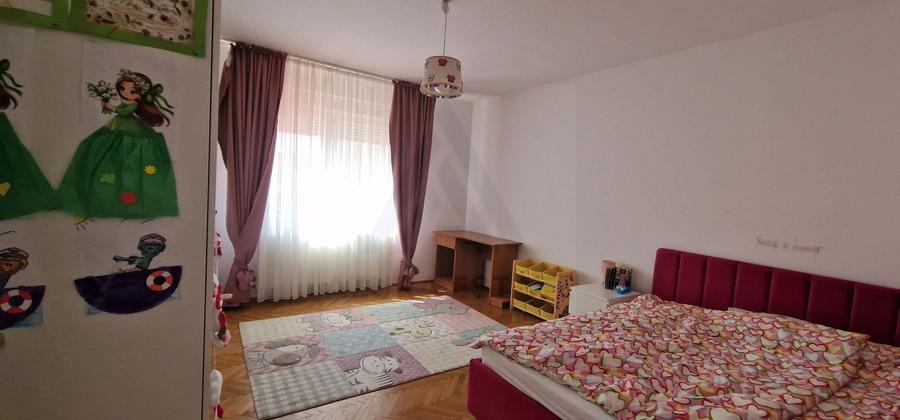 Casă individuală cu 8 camere cu Canalizare în Șura Mică