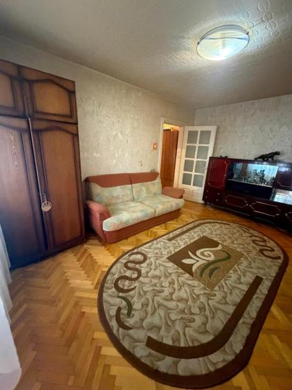 Apartament cu 3 camere semidecomandat, mobilat în Craiovița Nouă