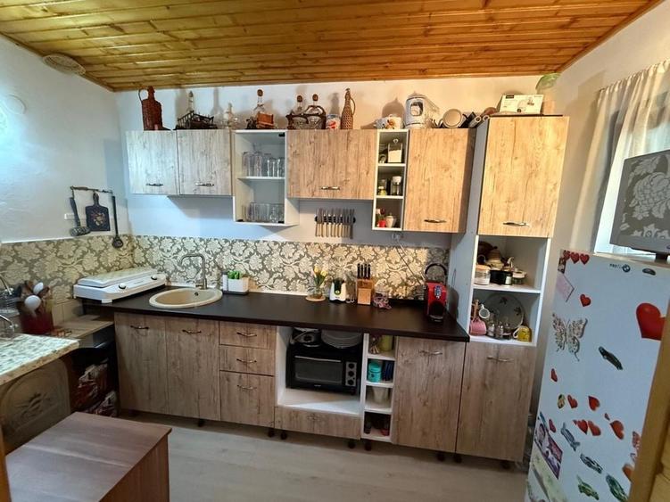 Casă cu 3 camere în Pietroasa