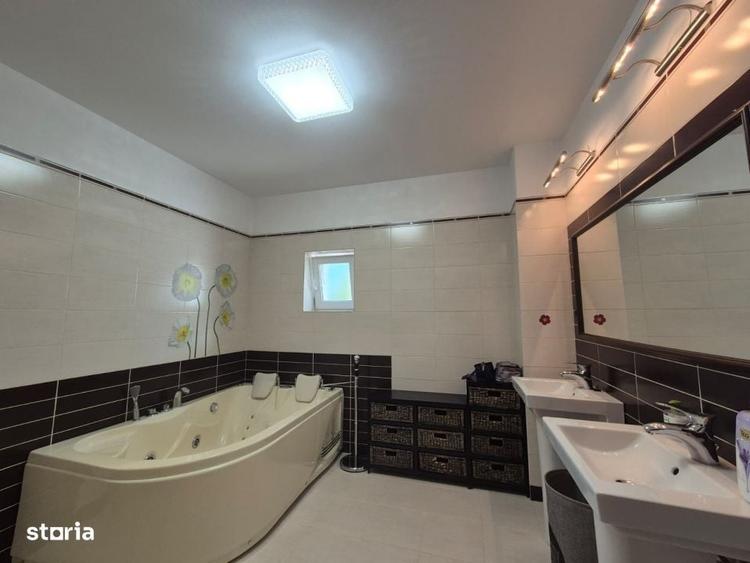 Casă cu 4 camere în Dâmbul Rotund