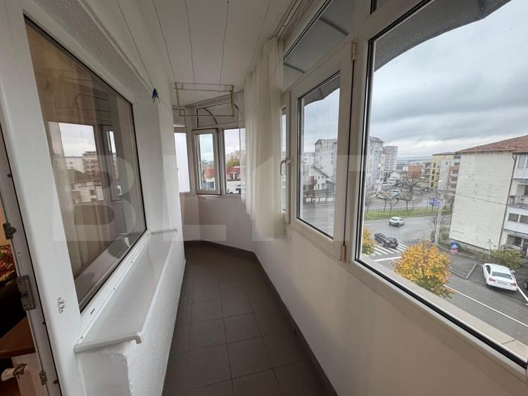 Apartament cu 3 camere decomandat, mobilat în Craiovița Nouă