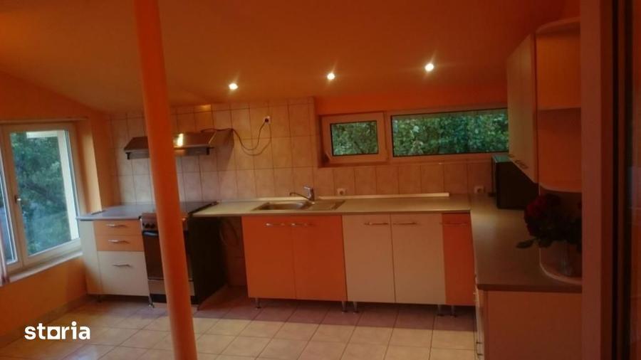 Casă cu 6 camere cu Canalizare în Central
