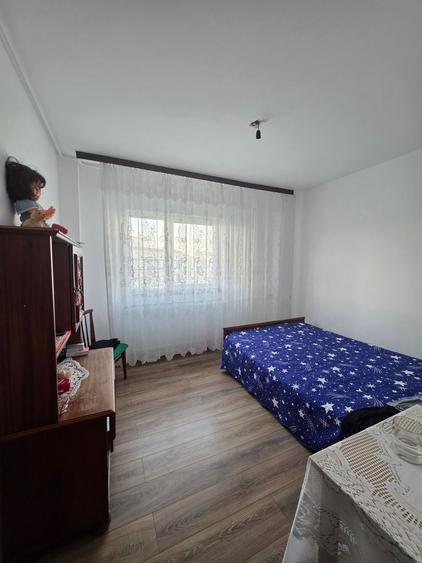 Apartament cu 3 camere decomandat în Titan