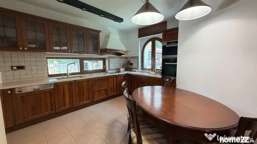 Casă cu 7 camere cu Teren 1000 Mp în Unirii