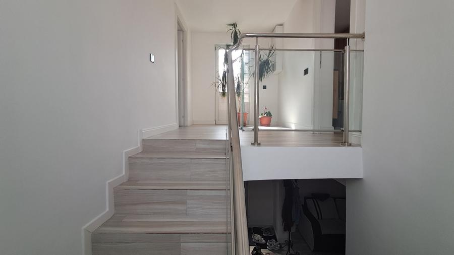 Casă cu 4 camere decomandat în Romanești
