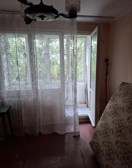 Apartament cu 3 camere semidecomandat în Rahova