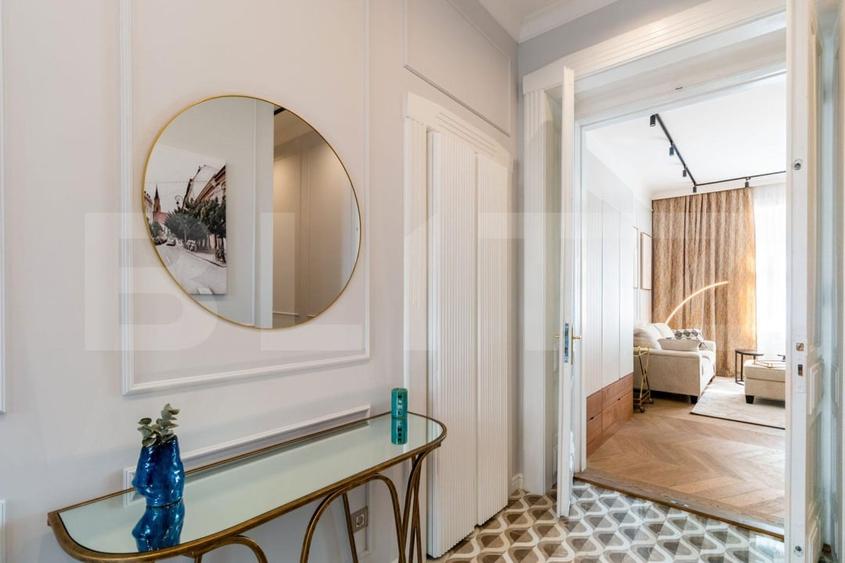 Apartament cu 3 camere semidecomandat, mobilat în Central