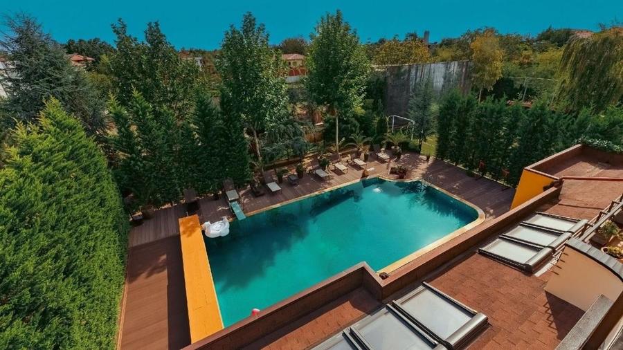 Casă individuală cu 5 camere cu Teren 2548 Mp în Băneasa