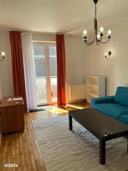 Apartament cu 3 camere semidecomandat în Aviatorilor