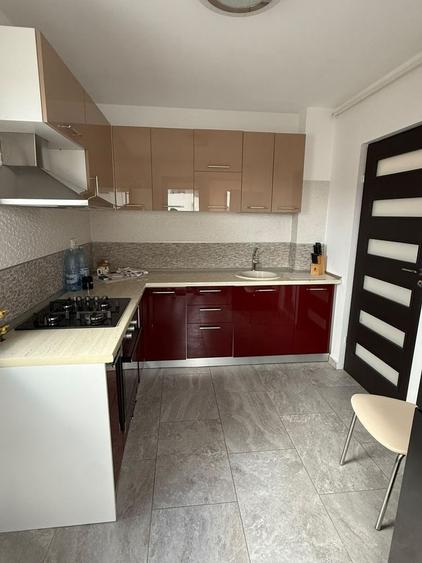 Apartament cu 3 camere semidecomandat în Roșu