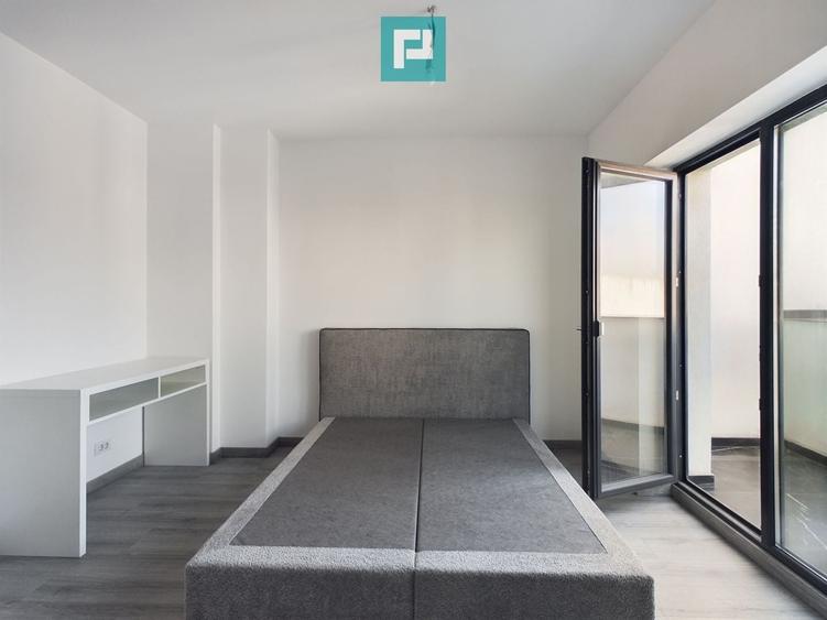 Penthouse cu 3 camere decomandat, mobilat în Central