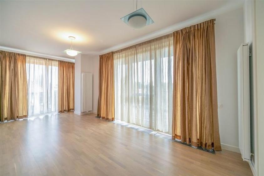 Apartament cu 4 camere semidecomandat în Aviatorilor