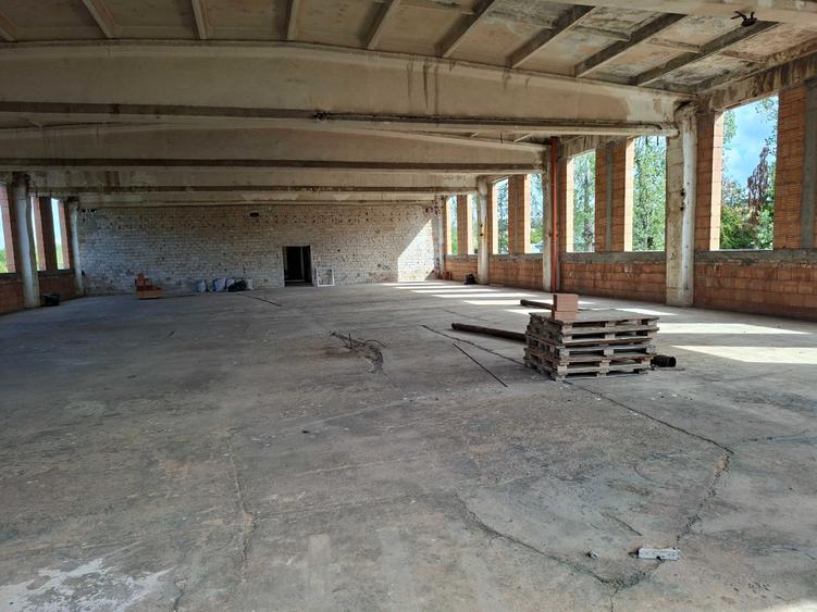 Spațiu comercial, de 1,000 mp, în Central