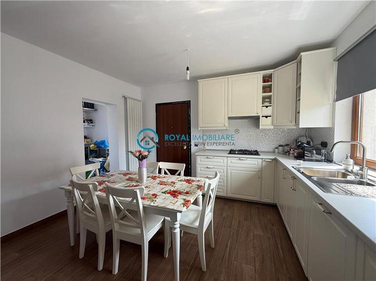 Casă individuală cu 5 camere cu Teren 3700 Mp în Central
