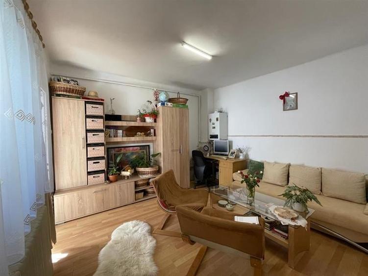 Casă cu 4 camere cu Garaj în Central