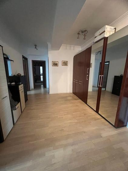 Apartament cu 3 camere decomandat în Vitan