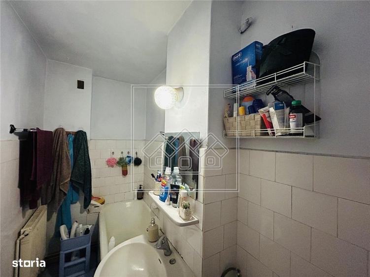 Apartament cu 4 camere decomandat în Valea Aurie