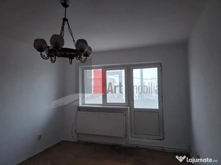 Apartament cu 4 camere decomandat în Central