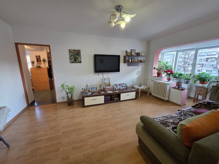 Apartament cu 4 camere semidecomandat în P-ța Gorjului