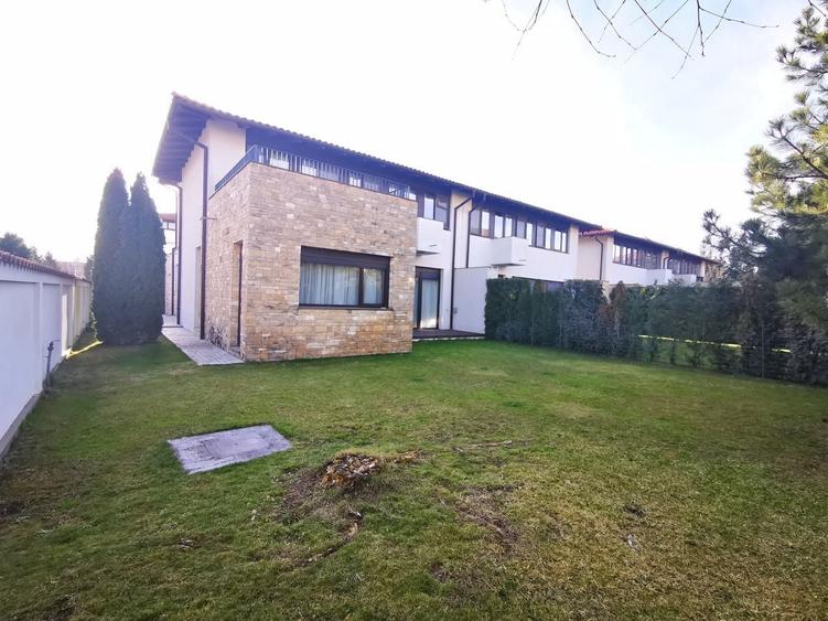 Duplex cu 5 camere cu Canalizare în Iancu Nicolae