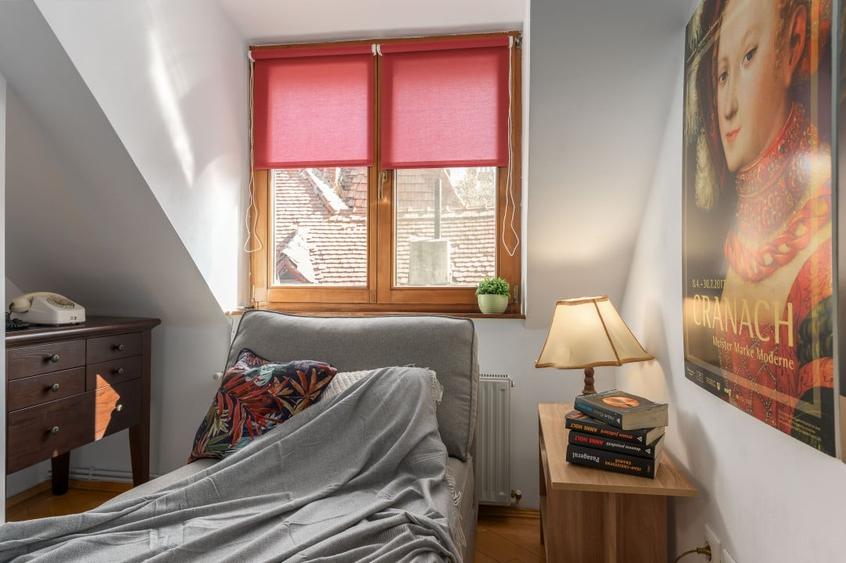 Apartament cu 3 camere semidecomandat, mobilat în P-ța Victoriei