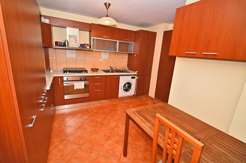 Apartament cu 4 camere semidecomandat în Aviației