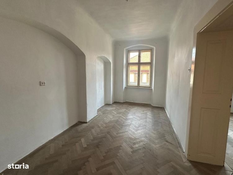 Casă cu 4 camere cu Teren 294 Mp în Central