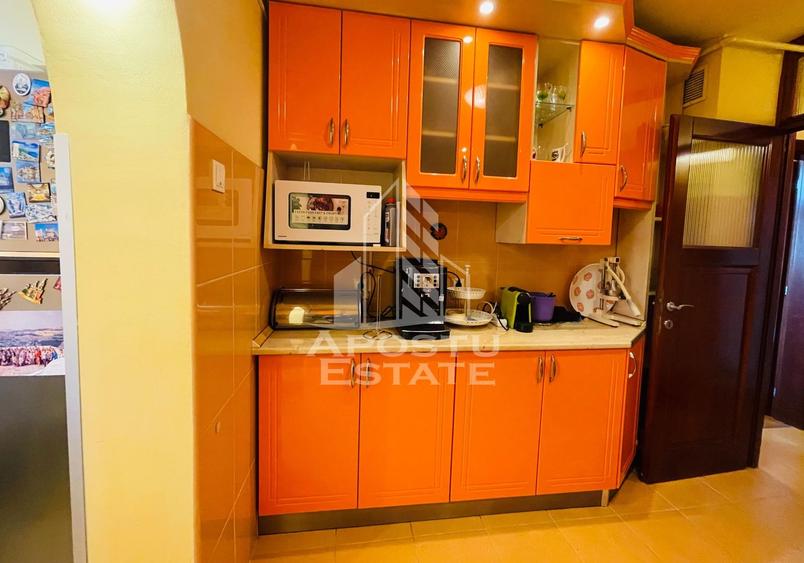 Apartament cu 3 camere decomandat în Miron Costin