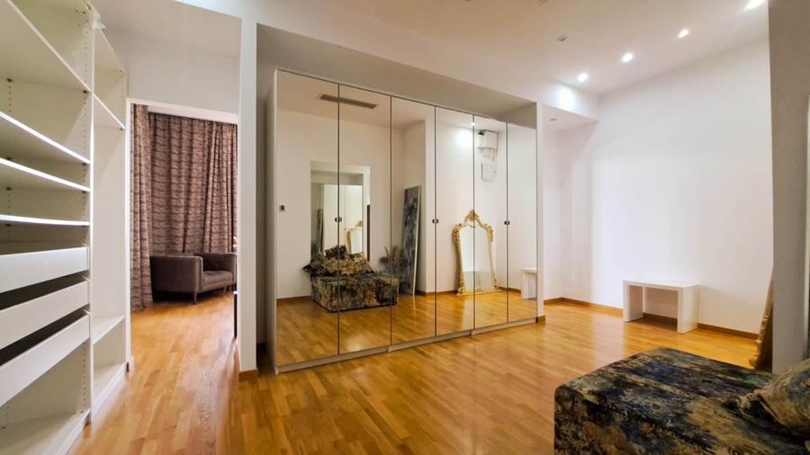 Apartament cu 4 camere semidecomandat, mobilat în Băneasa
