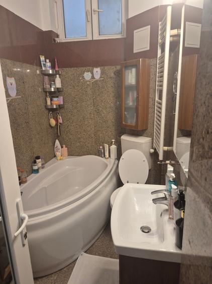 Apartament cu 4 camere semidecomandat în Cișmigiu