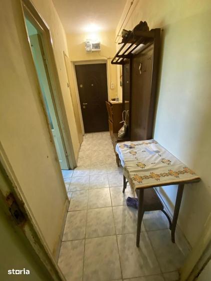 Apartament cu 3 camere semidecomandat în Calea București