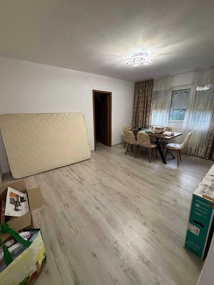 Apartament cu 3 camere semidecomandat în Central