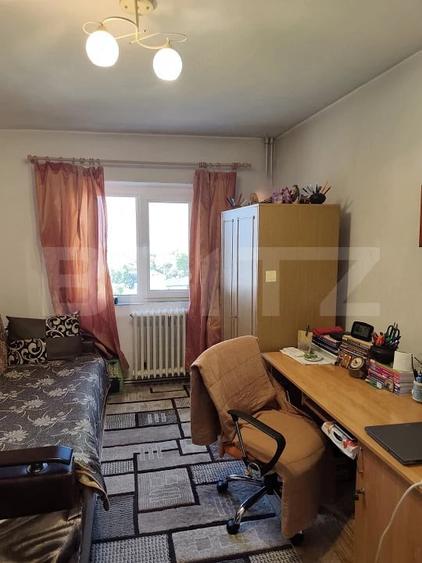Apartament cu 3 camere semidecomandat în Filiași