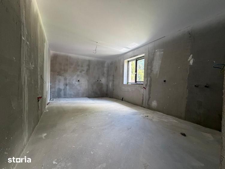 Casă cu 7 camere cu Teren 1300 Mp în Central