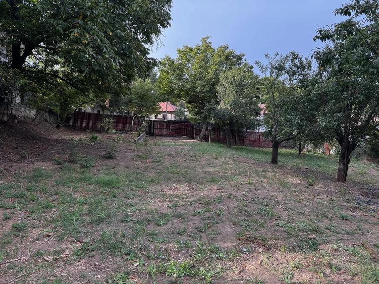 Teren de 2150 mp, în Central
