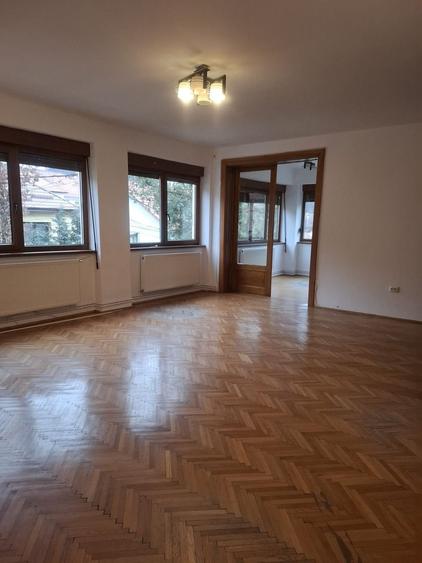 Casă individuală cu 6 camere cu Canalizare în Central