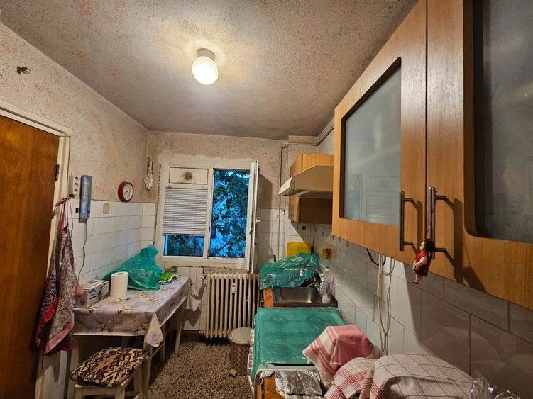 Apartament cu 3 camere decomandat, mobilat în Titan