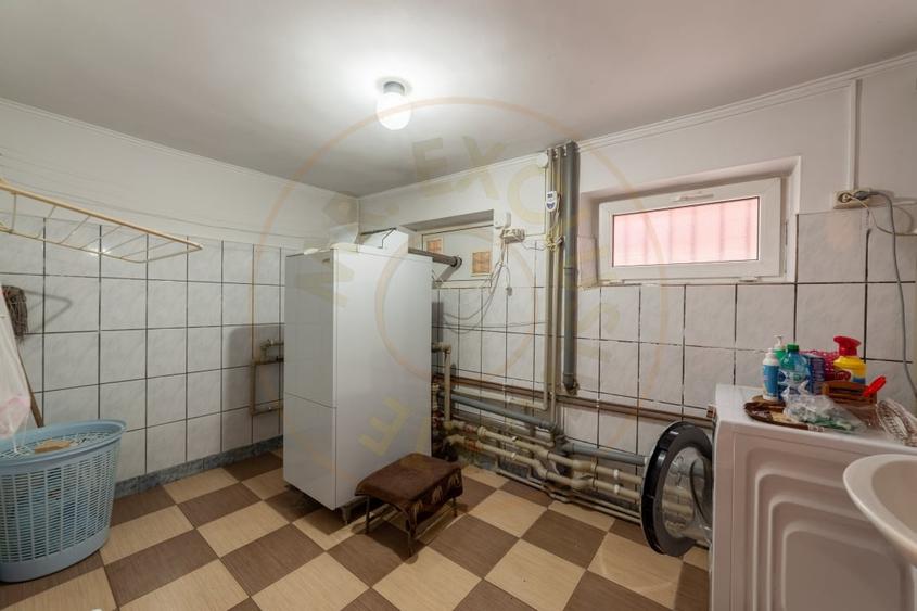 Casă individuală cu 10 camere cu Canalizare în Exercițiu