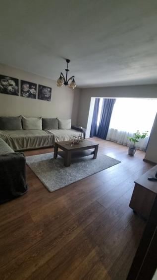 Apartament cu 3 camere decomandat în Otopeni