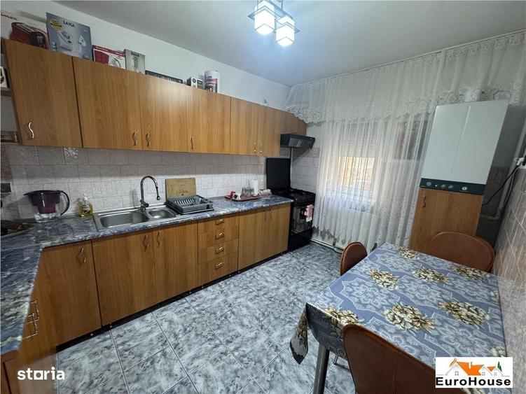 Apartament cu 3 camere decomandat în Cetate