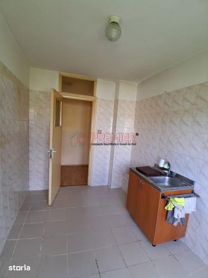Apartament cu 3 camere semidecomandat în Berceni — fotografia 1