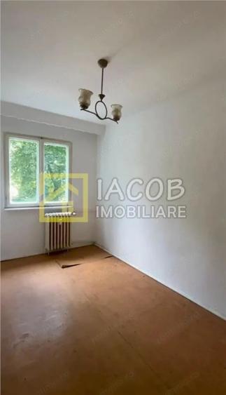 Apartament cu 3 camere semidecomandat în Milcov