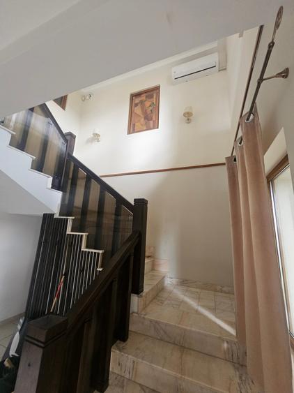 Casă cu 9 camere cu Garaj în Valea Lupului