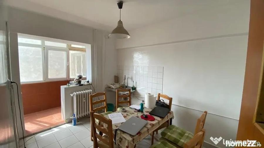 Apartament cu 4 camere decomandat în Romană