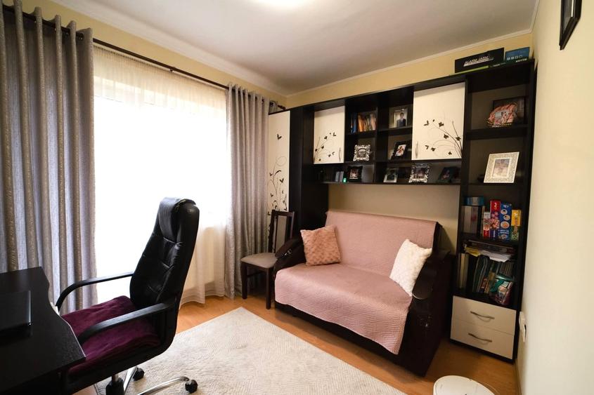 Apartament cu 3 camere decomandat, mobilat în Periferie